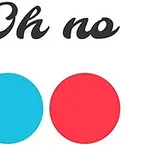 Chữ Oh no màu đen với hai vòng tròn, một màu xanh dương và một màu đỏ, nằm bên dưới