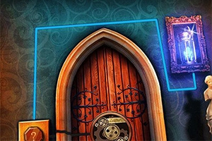 Cánh cửa gỗ lớn với hoa văn trang trí cầu kỳ, bên phải là bức tranh phát sáng và một phần của bức tượng