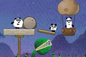 Hai con gấu trúc đứng trên các nền tảng gỗ với một khinh khí cầu và một cây ăn thịt dưới bầu trời đêm
