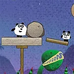 Hai con gấu trúc đứng trên các nền tảng gỗ với một khinh khí cầu và một cây ăn thịt dưới bầu trời đêm