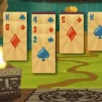 Các lá bài được sắp xếp trên nền một cảnh quan với con đường quanh co và hai ngọn đuốc đang cháy hai bên