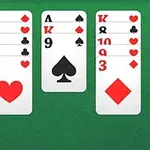 Bốn cột xếp bài trên nền màu xanh lá với các quân bài khác nhau hiển thị