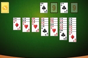 Giao diện bày bài với các lá bài xếp thành nhiều cột trên nền màu xanh lục