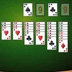 Giao diện bày bài với các lá bài xếp thành nhiều cột trên nền màu xanh lục