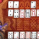 Bàn gỗ với các quân bài tây xếp thành nhiều hàng ngang và hàng dọc