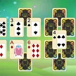 Một tập hợp các lá bài xếp chồng lên nhau trên nền màu xanh lá cây, với các lá bài số từ 2 đến 10, J, Q, K, và một lá bài có hình ảnh hoạt hình màu hồng