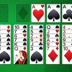 Bàn chơi bài trên nền xanh lá với nhiều quân bài xếp chồng lên nhau, bao gồm các lá Át và hình người phụ nữ