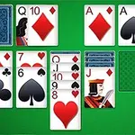 Một bàn chơi bài hiển thị trên nền xanh với các lá bài khác nhau như rô, cơ, bích, và nhép được sắp xếp thành các cột