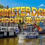 Cảnh kênh đào Amsterdam với thuyền du lịch và các tòa nhà cổ kính, phía trên có chữ Amsterdam Hidden Objects