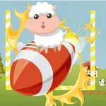Chú cừu dễ thương ngồi trên quả bóng bầu dục với nền đồng cỏ và cây cối xung quanh