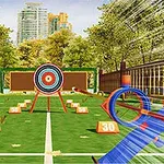 Bãi cỏ với mục tiêu bắn cung và nhiều biển số điểm, có khu nhà cao tầng ở phía xa