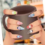 Một đôi tay với móng tay được trang trí rực rỡ, cầm một chiếc cốc màu nâu