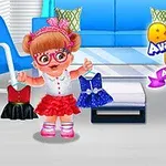 Em bé với tóc nâu và kính đỏ đang chọn hai chiếc váy, đứng trong phòng khách với ghế sofa xanh và ghế bành trắng