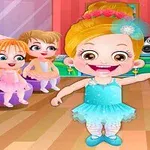 Bốn bé gái mặc trang phục múa ba lê trong một phòng tập với sàn gỗ và gương lớn