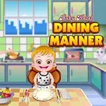 Bé gái ngồi trước bàn ăn với bữa ăn chuẩn bị, trong khi người phụ nữ đang nấu ăn trong bếp