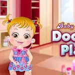 Em bé với tóc vàng và đuôi ngựa đôi cầm ống nghe trong căn phòng màu hồng với dòng chữ Baby Hazel Doctor Play