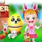 Bé gái đeo tai thỏ đứng bên cạnh một quả trứng Phục Sinh khổng lồ, xung quanh có thỏ con, gà trống và mèo con