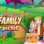 Gia đình bốn người cười tươi, bên cạnh giỏ picnic, trong một khung cảnh công viên xanh mát