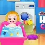 Em bé vui chơi trong bồn tắm màu hồng với đồ chơi vịt và phòng tắm có máy giặt ở phía sau