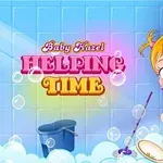Hình ảnh bé gái tóc vàng dễ thương đang rửa chén đĩa trong phòng tắm với xô và bọt xà phòng xung quanh
