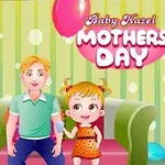 Một gia đình gồm bố, mẹ và con gái nhỏ đứng cạnh ghế sofa với phông nền trang trí bóng bay và dòng chữ Mothers Day