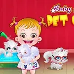 Một cô bé cầm một chú cún trắng cùng với ba chú chó khác và một con vẹt trong một phòng có bức tường màu đỏ