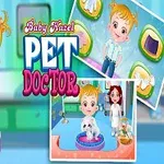 Một bé gái tóc vàng vui vẻ đứng cạnh chú mèo trắng trong nệm màu xanh và hồng, bên cạnh là hai hình ảnh nhỏ thể hiện cảnh chăm sóc thú cưng