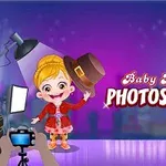 Một bé gái đang cầm mũ tạo dáng trước máy ảnh trong bối cảnh phòng chụp với đèn chiếu sáng
