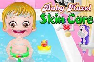 Bé gái đang tắm trong bồn với con vịt cao su và đồ chơi, có dòng chữ Baby Hazel Skin Care phía trên
