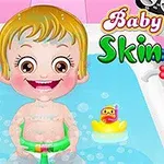 Bé gái đang tắm trong bồn với con vịt cao su và đồ chơi, có dòng chữ Baby Hazel Skin Care phía trên