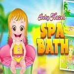 Một em bé tóc vàng cười ngồi trên ghế màu hồng với hai hình nhỏ bên cạnh, bao gồm cảnh em bé ngồi trên bãi biển và trong phòng tắm