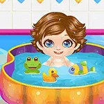 Em bé vui vẻ tắm trong bồn nước với đồ chơi hình ếch, vịt và cá