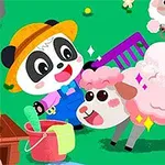 Một chú gấu trúc đội nón vàng đang chải lông cho con cừu có bộ lông bông màu hồng, xung quanh có nhiều con cừu khác trên cánh đồng xanh