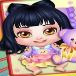 Bé gái dễ thương với tóc đen và mắt to nằm trên giường, ôm gấu bông màu tím