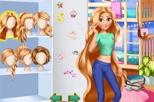 Cô gái với mái tóc dài vàng đang đứng cạnh kệ có nhiều kiểu tóc giả trong một căn phòng ấm cúng với giường tầng và sách