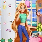 Cô gái với mái tóc dài vàng đang đứng cạnh kệ có nhiều kiểu tóc giả trong một căn phòng ấm cúng với giường tầng và sách