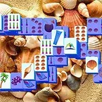 Các mảnh ghép màu xanh với hình ảnh bãi biển và vỏ sò được sắp xếp trên nền cát và vỏ sò biển