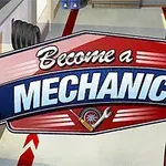 Hình ảnh có một nhân vật hoạt hình đứng cạnh biển hiệu lớn với chữ Become a Mechanic phía trước một gara ô tô
