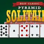 Các lá bài xếp hàng ngang trên nền xanh với chữ lớn màu vàng SOLITAIRE phía trên