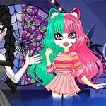 Hai nhân vật hoạt hình đứng cạnh nhau trong phòng có cửa sổ kính màu, một người mặc váy đen với tóc tết, người kia có tóc màu xanh và hồng, mặc áo sọc với tai mèo