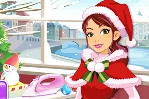 Người phụ nữ đội mũ ông già Noel đứng trước cửa sổ có khung cảnh mùa đông ở phía sau
