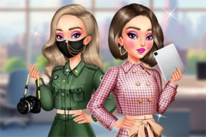 Hai nhân vật hoạt hình nữ thời trang, một người mặc đồng phục màu xanh lá cây cầm máy ảnh, người kia mặc trang phục họa tiết kẻ ô hồng cầm máy tính bảng