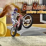 Người lái xe máy biểu diễn pha mạo hiểm trên bàn làm việc với màn hình máy tính, cốc cà phê và bàn phím xung quanh