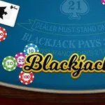 Bàn chơi có thẻ bài và chip với từ Blackjack nổi bật ở giữa
