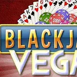 Bài chơi và xếp thẻ poker với các con chip nhiều màu sắc cùng dòng chữ BLACKJACK VEGAS