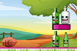 Bottle Shooter Bóng rổ nằm trên mặt đất cạnh hàng rào gỗ, với hậu cảnh là cây xanh và chai lọ có khuôn mặt hoạt hình vui nhộn