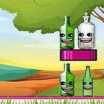 Bottle Shooter Bóng rổ nằm trên mặt đất cạnh hàng rào gỗ, với hậu cảnh là cây xanh và chai lọ có khuôn mặt hoạt hình vui nhộn