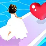 Cô gái mặc váy cưới chạy trên con đường với biểu tượng trái tim lớn phía trước