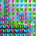 Nền ảnh là hình một khu rừng mờ ảo với nhiều hàng bướm màu xanh, hồng và xanh lá cây xếp đều nhau