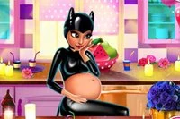 Cùng Catwoman trải qua hành trình mang thai siêu anh hùng trong Catwoman
